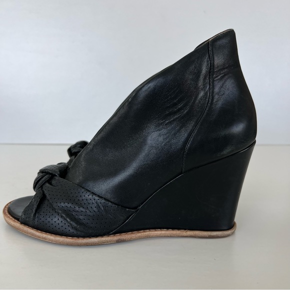 ♦️SOLD♦️BELLE SIGERSON MORRISON Black Leather Slip On Peep Toe Booties Heel Wedg - Picture 3 of 10